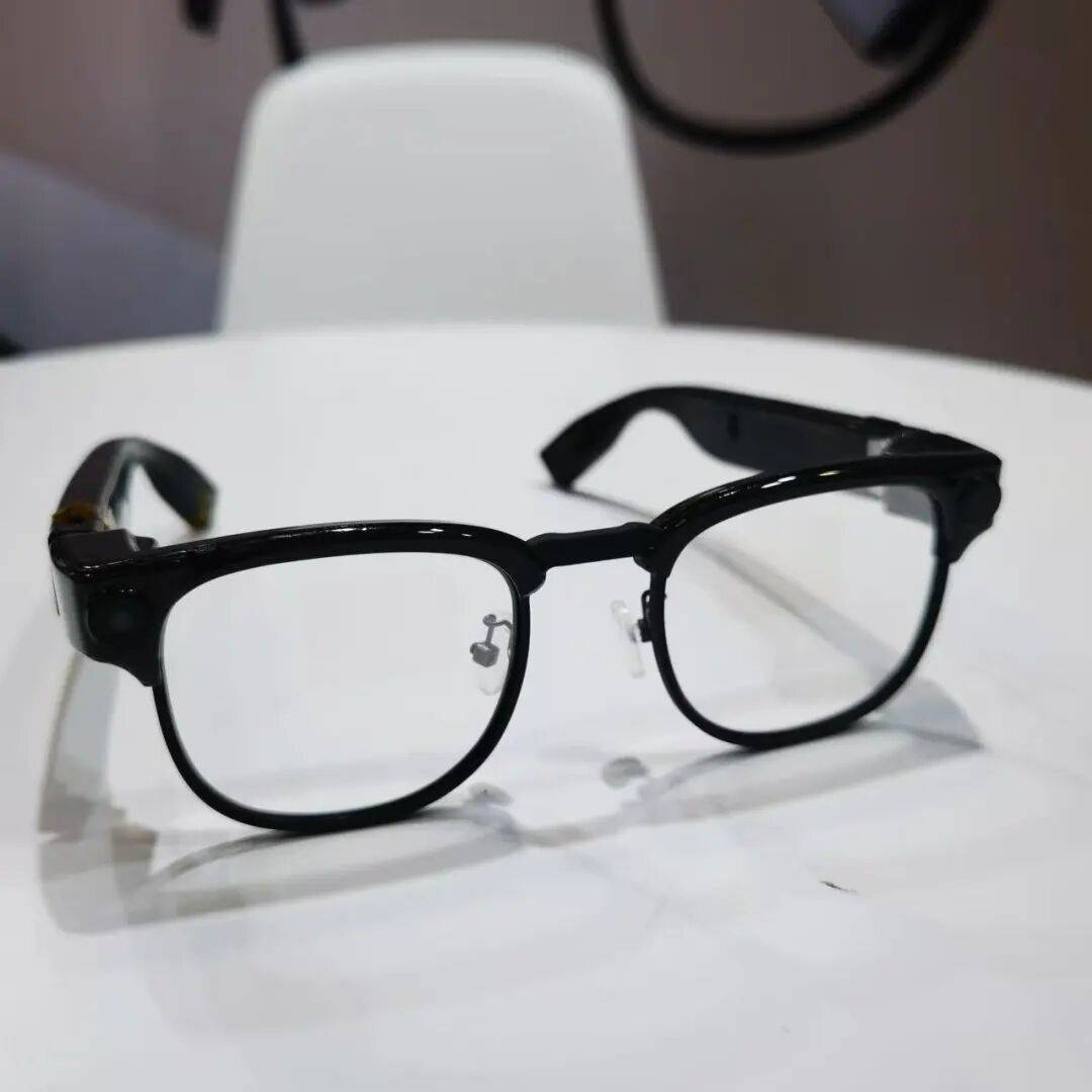 下一个周期变化：多芯架构、全彩显示、双线并行开元ky棋牌从CES 2026看「AI眼镜」(图2)